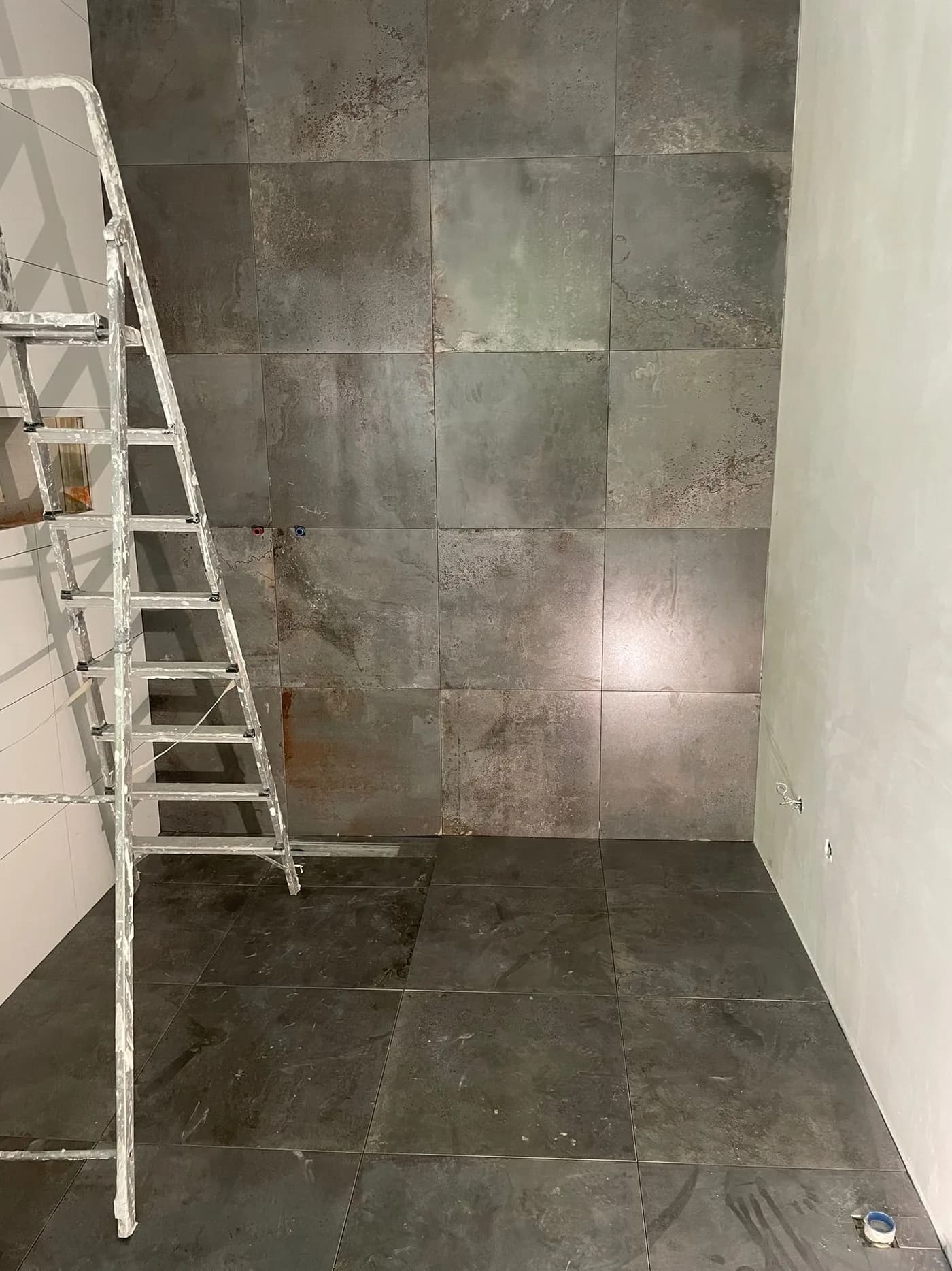Detail van metallic tegels in een badkamer