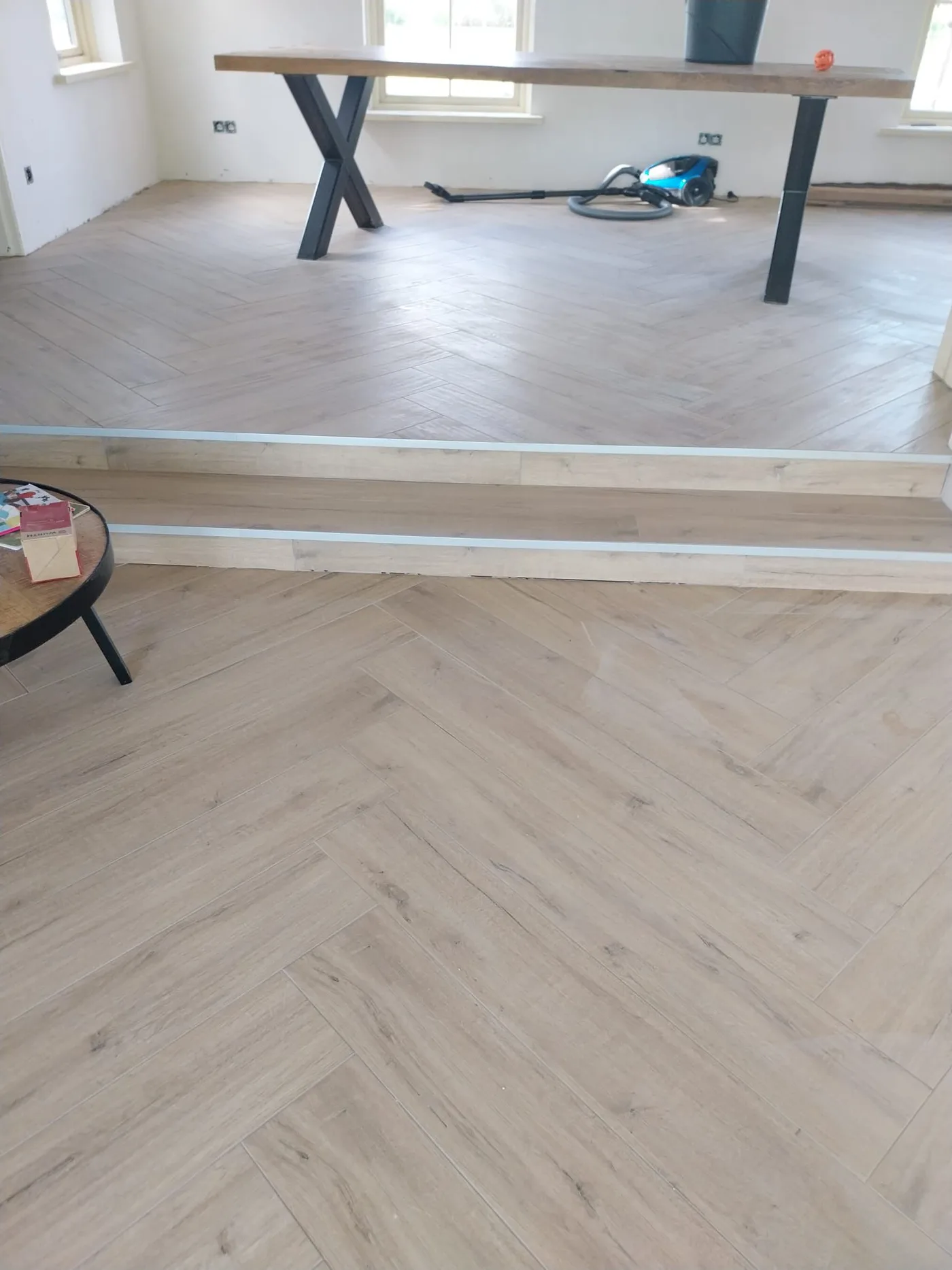 Woonkamer met visgraat tegelvloer